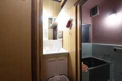 バスルームの脇には洗面台が設置されています。(2016-09-08,共用部,OTHER,1F)