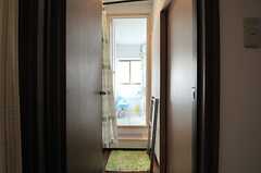 ドアも閉まりますが、脱衣スペースはカーテンで仕切ります。(2014-03-24,共用部,BATH,2F)