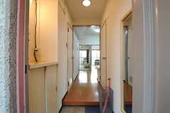 玄関から見た内部の様子。廊下の先にリビングがあります。(2013-12-09,周辺環境,ENTRANCE,3F)