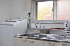 キッチンの様子。キッチンのとなりに洗濯機が設置されています。(2013-12-09,共用部,KITCHEN,3F)