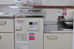 湯沸かし器がキッチンに組み込まれています。(2013-12-09,共用部,KITCHEN,3F)
