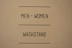 洗面室のサイン。2階は男女兼用、3階は男女で分かれています。(2017-08-29,共用部,WASHSTAND,2F)