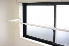 窓際には引き出して使う物干し金具が取り付けられています。（103号室）(2017-08-29,専有部,ROOM,1F)