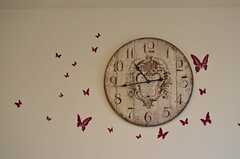 時計の周りには蝶が舞っています。(2012-01-10,共用部,LIVINGROOM,2F)
