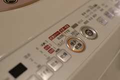 洗濯機は乾燥機能が付いています。(2012-01-10,共用部,LAUNDRY,2F)