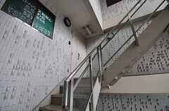 マンションの階段の様子。2Fがシェアハウスです。(2011-12-09,共用部,OTHER,1F)