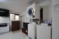 コイン式の洗濯機、乾燥機の様子。(2011-12-09,共用部,LAUNDRY,2F)