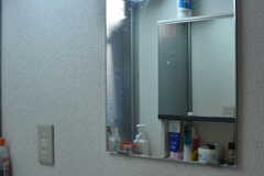 洗面台の両脇の壁に、鏡が取り付けられています。(2018-02-15,共用部,WASHSTAND,1F)