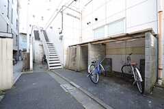 玄関は外階段を上がった先です。手前のスペースは自転車置き場。(2015-11-27,共用部,OUTLOOK,1F)