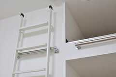 梯子を使用しないときは壁に掛けておけます。（101号室）(2012-10-18,専有部,ROOM,1F)