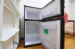 ミニ冷蔵庫の様子。（208号室）(2012-10-18,専有部,ROOM,2F)