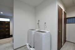 廊下に設置された洗濯機。(2020-12-21,共用部,LAUNDRY,1F)