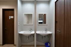 廊下に設置された洗面台。(2020-12-21,共用部,WASHSTAND,1F)