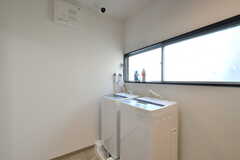 廊下に設置された洗濯機。(2020-12-21,共用部,LAUNDRY,2F)
