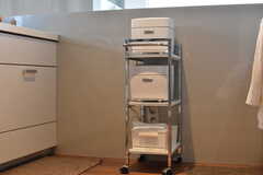 収納棚の様子。炊飯器が2台置かれています。(2018-09-12,共用部,KITCHEN,4F)