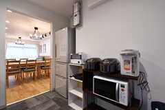 キッチンの対面に炊飯器や電子レンジが用意されています。(2020-02-14,共用部,KITCHEN,1F)