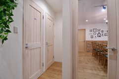 廊下の様子。リビングの脇にシャワールームが2室並んでいます。(2020-02-14,共用部,OTHER,1F)