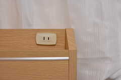 ベッドに電源端子が設置されています。（105号室）(2020-02-14,専有部,ROOM,1F)