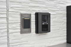 カメラ付きインターホンと玄関の鍵の様子。玄関の鍵は非接触式です。(2018-07-28,周辺環境,ENTRANCE,1F)