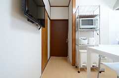 廊下の様子。左手にトイレ、突き当りに101号室があります。(2013-03-11,共用部,LIVINGROOM,1F)