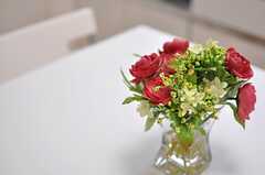 テーブルの上には花が飾られていました。(2013-03-11,共用部,LIVINGROOM,1F)