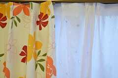 カーテンは花がら、レースカーテンはハート柄です。（201号室）(2015-03-16,専有部,ROOM,2F)