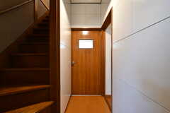 廊下の様子。正面がバスルームです。(2022-03-02,共用部,OTHER,1F)