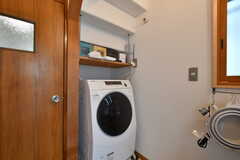 洗面台の対面にドラム式洗濯機が設置されています。(2022-03-02,共用部,LAUNDRY,1F)