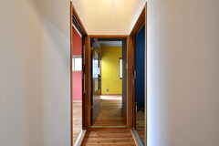 廊下の様子。専有部は部屋ごとにテーマカラーが決まっています。(2022-03-02,共用部,OTHER,1F)
