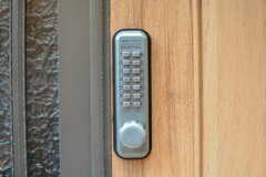 玄関の鍵はナンバー式のオートロック。(2022-03-02,周辺環境,ENTRANCE,1F)