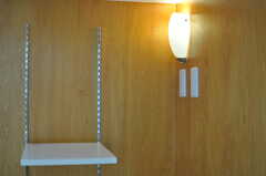 ロフトベッド下には、照明と折り畳み式のテーブルが設置されています。（203号室）(2012-10-26,専有部,ROOM,2F)