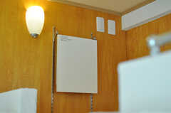 ベッドの頭側の壁にも照明とテーブルがあります。（203号室）(2012-10-26,専有部,ROOM,2F)