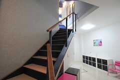 階段の様子。リビングは2Fにあります。(2012-06-18,共用部,OTHER,1F)