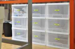キッチンの対面に置かれた収納ボックス。各専有部ごとに使えます。(2012-06-18,共用部,KITCHEN,2F)