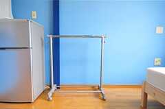 移動できるハンガーラック付き。冷蔵庫も全室に備え付けられています。（201号室）(2012-06-18,専有部,ROOM,2F)