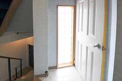 1Fへ下りる階段の途中に、トイレがあります。(2012-06-18,共用部,TOILET,2F)