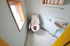 ウォシュレット付きトイレの様子。小さな手洗い場も設置されています。(2012-06-18,共用部,TOILET,2F)
