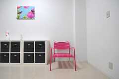 ピンクのチェアの脇に、部屋ごとに分けられた収納スペースがあります。(2012-06-18,共用部,OTHER,1F)