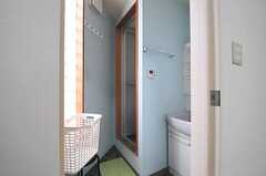 脱衣室の様子。右手に洗面台が設置され、その奥がシャワールームです。(2012-06-18,共用部,BATH,1F)