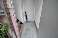 玄関を開けると土間。靴のまま階段を上がります。(2013-06-10,周辺環境,ENTRANCE,1F)