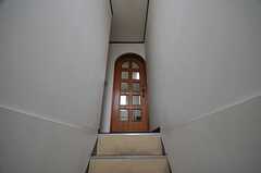 階段から見た内部の様子。ドアの先にリビングがあります。(2013-06-10,周辺環境,ENTRANCE,1F)