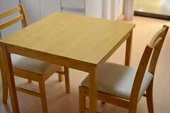 テーブルは二人掛け。(2013-09-19,共用部,LIVINGROOM,1F)