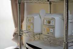 炊飯器や電子レンジなどが用意されています。(2013-09-19,共用部,KITCHEN,1F)