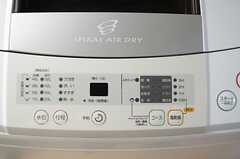 洗濯機は風乾燥機能付き。(2013-09-19,共用部,LAUNDRY,1F)
