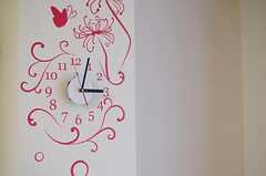 壁にイラストが施された時計。(2013-12-25,共用部,LIVINGROOM,1F)