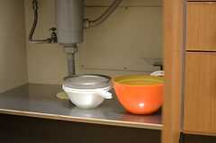 シンク下の収納の様子。ここには調理器具が置かれるようです。(2013-12-25,共用部,KITCHEN,1F)