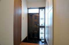 内部から見た玄関周辺の様子。左手のドアがバスルームです。(2014-05-21,周辺環境,ENTRANCE,1F)