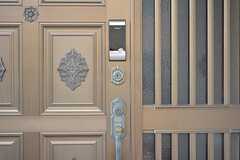玄関の鍵はナンバー式のオートロックです。(2016-10-05,周辺環境,ENTRANCE,1F)