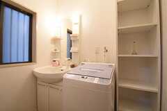 脱衣室の様子。洗面台と洗濯機が並んでいます。対面がバスルームです。(2016-10-05,共用部,BATH,1F)