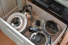 フライパンや鍋類はコンロ下に収納されています。(2020-07-10,共用部,KITCHEN,2F)